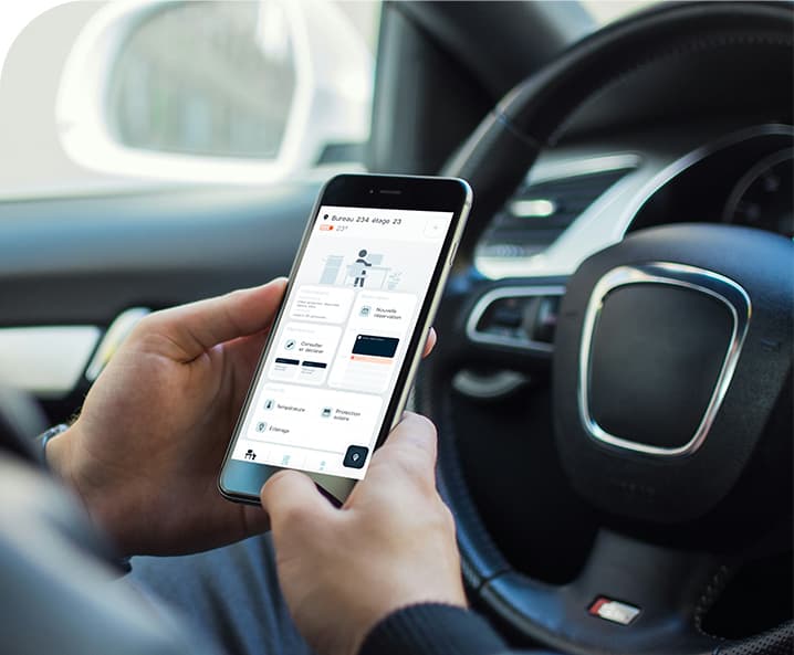 Un collaborateur réserve une place de parking